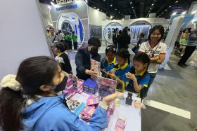 STKC ออกบูธจัดแสดงชิ้นงานชุด ตารางธาตุ ในรูปแบบ AR card สร้า ... Image 149